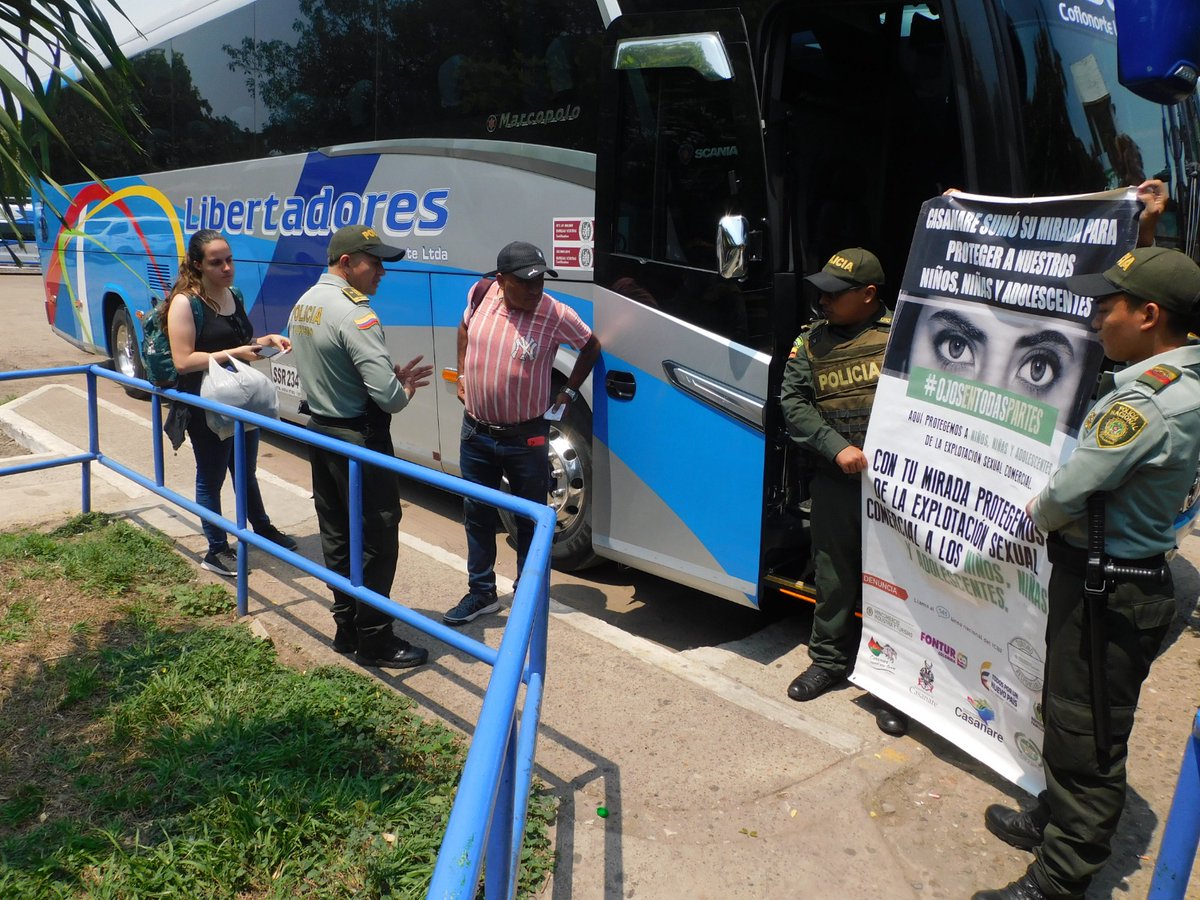 PoliciaCasanare's tweet photo. #Casanare | El grupo de Turismo realizó campañas de prevención en contra de la Explotación Sexual Comercial de Niños, Niñas y Adolescentes en terminal de transporte de #Yopal. #DiosYPatria #OjosEnTodasPartes https://t.co/dr1ZaCOTVe