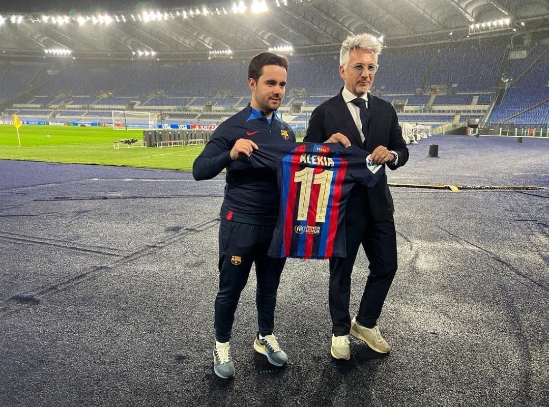 今回UWCL準々決勝でローマ女子が初めてスタディオ・オリンピコで試合をすることを記念して、ローマキャプテン、エリサ・バルトリ選手とバルセロナキャプテン、アレクシア・プテジャス選手のサイン入りユニフォームが選手入場トンネルに飾られるそうだ。 