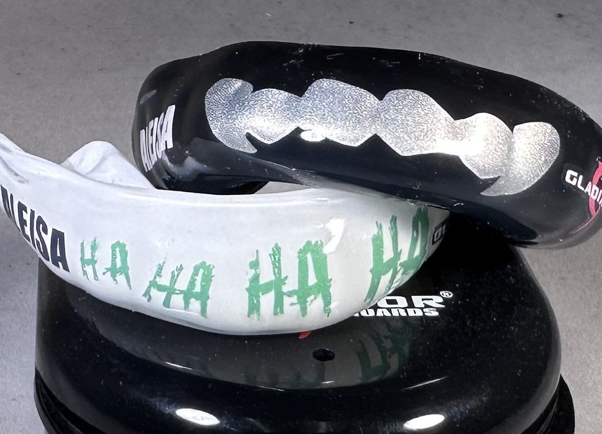 GladiatorGuards's tweet photo. Would you wear metallic fangs or a #Jokermouthguard?
https://t.co/ZMKaI72KDV
#Joker #metalliclogo #metallicmouthguard #GladiatorCustomMouthguards #GladiatorGuards #custommouthguard https://t.co/AIhc0QWj7S