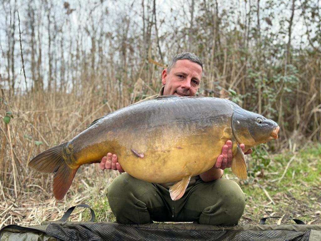 MainlineBaits's tweet photo. A New test hookbait did the business for Steve Sinclaire the other day fishing Bush Farm Back Lakes. Steve banked the big mirror weighing 38lb 8oz using a new test Wafter presented over Cell freezer baits. 

#mainlinebaits #wintercarpfishing #carpfishing #hookbaits #cell #fishing https://t.co/ZUGTU0PhoV