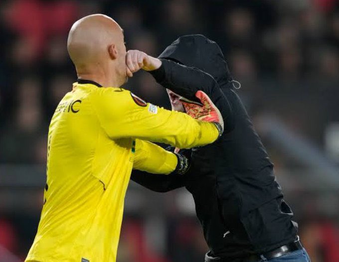 esohnasports's tweet photo. A PSV Fan Who Attacked Sevilla FC Serbian Goalkeeper Marko Dmitrovic &amp; Punched Him In The Face In A Shocking Attack During Sevilla's Europa League Defeat To The Dutch Side Has Received A 40- Years Stadium Ban https://t.co/7bRPLBNxSJ