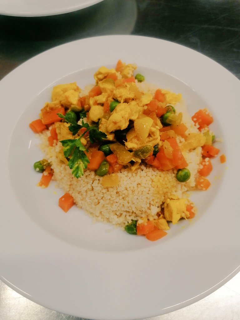 caba_del's tweet photo. Platos del primer día
#Tabule 🥙
#Cuscus con pollo y verduras 🍲 https://t.co/bDTZYB79Nf