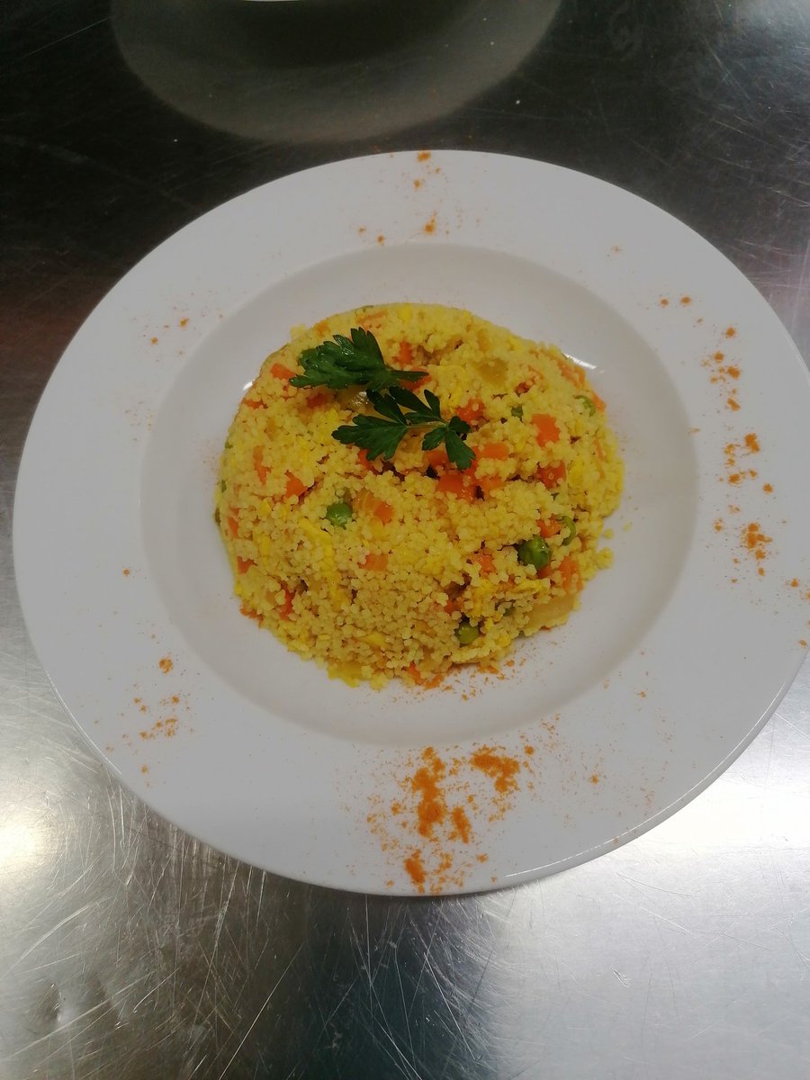 caba_del's tweet photo. Platos del primer día
#Tabule 🥙
#Cuscus con pollo y verduras 🍲 https://t.co/bDTZYB79Nf