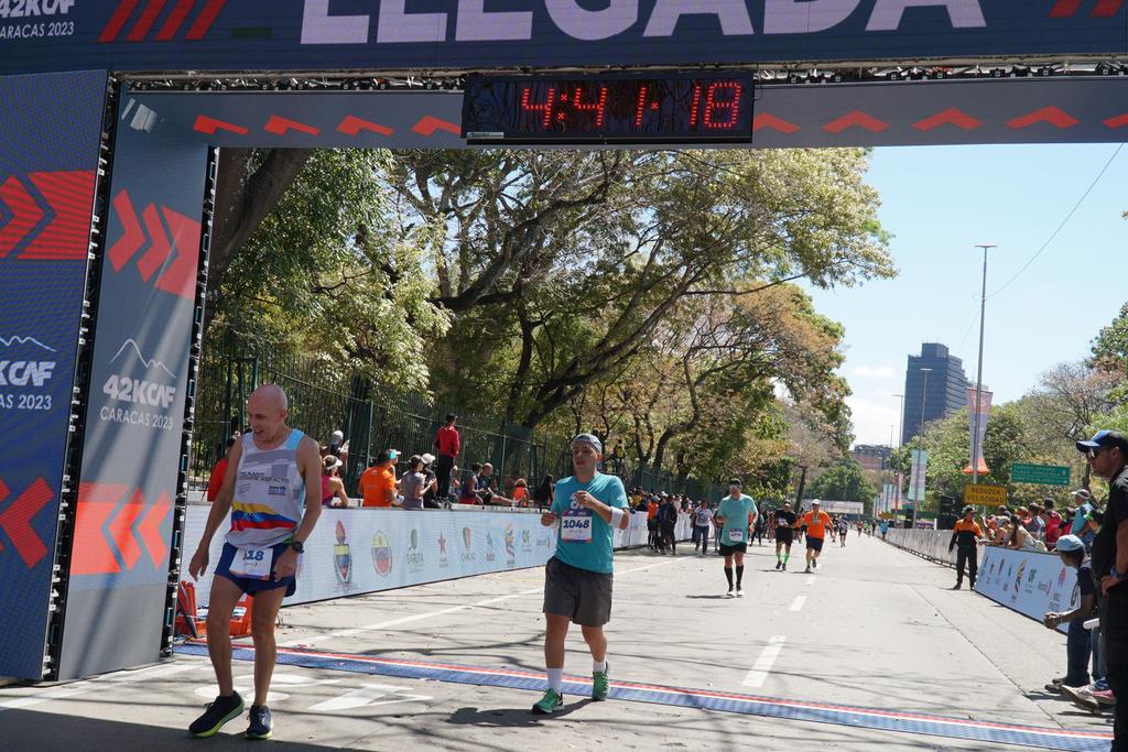 YorvinC's tweet photo. Gracias @maraton_CAF por volver de esa manera. Por la puerta grande!!! 

100 ptos para ustedes.

✅ Organización
✅ Logística
✅ Hidratación
✅ Animación
✅ Recorrido

Cómo en los viejos tiempos, y mejor.

#maraton #Recorramos #CAF #Run #Runner #Running #Nike #Caracas #Venezuela https://t.co/pb0gHOnl4N