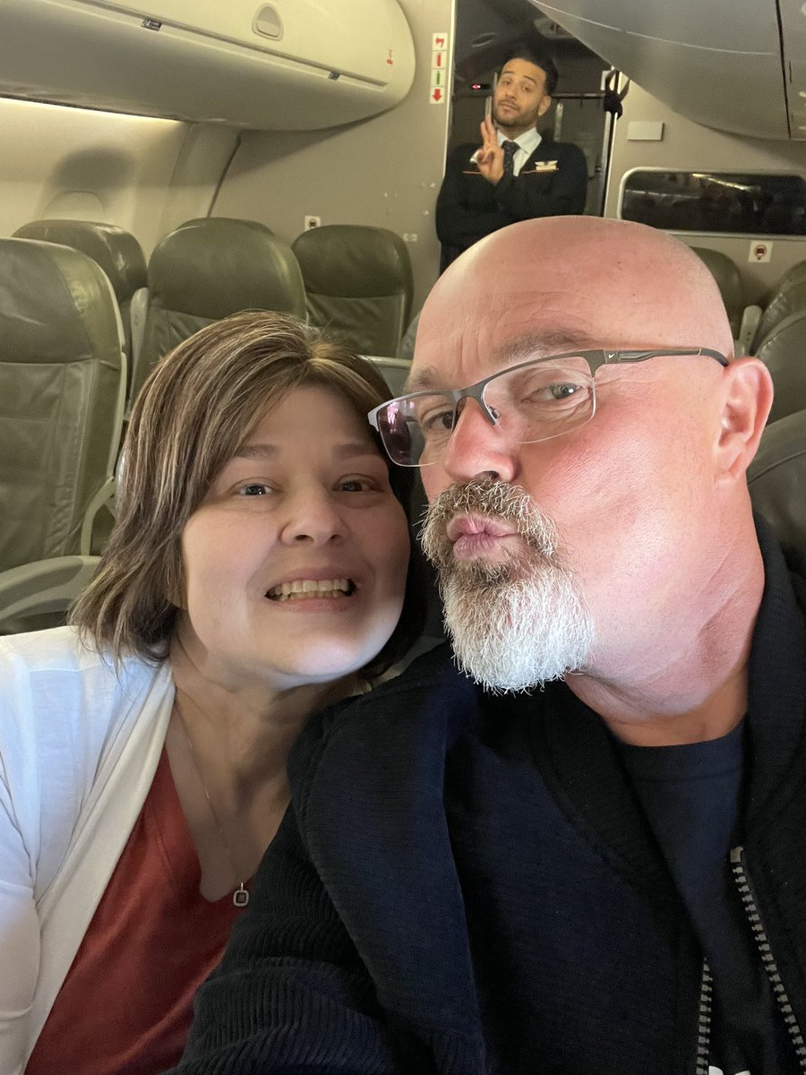 AmandaD82764736's tweet image. @JetBlue #photobomb #greatcrew #peacesign