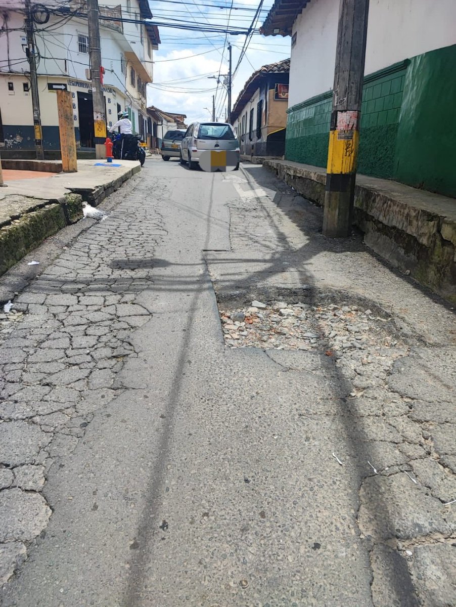 acuariotv's tweet photo. Seguimos con el registro de la comunidad con el #ReportaTuHuecoRionegro. En esta ocasión con estos desperfectos en el asfalto en la Cra. 55 con calle 51 (Fotos 1 y 2 Alto del Medio), 3: contiguo al coliseo RDQ., 4: inmediaciones al hospital San Juan de Dios

#OrienteAntioqueño https://t.co/WHUhlUP4yj