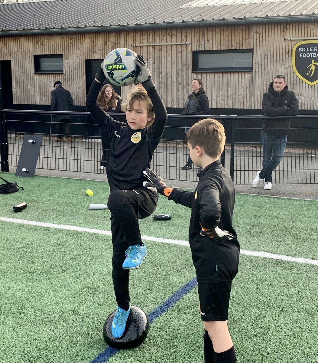RoazhonA's tweet photo. Séance du soir avec 10 GdB : 
jeu aérien, apprentissage des bases

#roazhongoalacademy #rga #jesuisgoal #gardien #gardiendebut #keeper #goalkeeper #goalkeepertraining #goalkeepergloves #goalkeeperworld #goalkeeperlife #passiongardien #passiongardiendebut #uhlsport #uhlsquad https://t.co/Fw9kE2AsN7