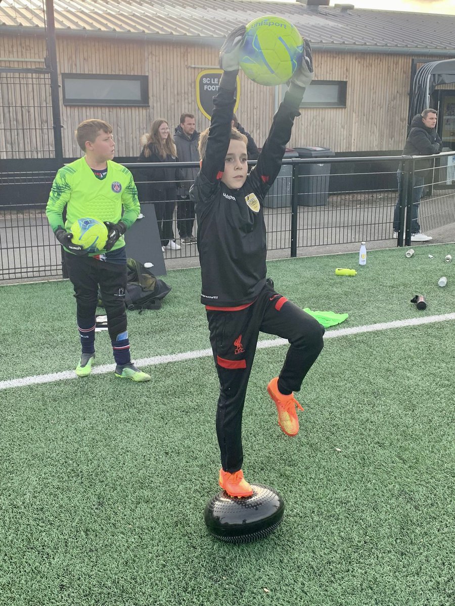 RoazhonA's tweet photo. Séance du soir avec 10 GdB : 
jeu aérien, apprentissage des bases

#roazhongoalacademy #rga #jesuisgoal #gardien #gardiendebut #keeper #goalkeeper #goalkeepertraining #goalkeepergloves #goalkeeperworld #goalkeeperlife #passiongardien #passiongardiendebut #uhlsport #uhlsquad https://t.co/Fw9kE2AsN7