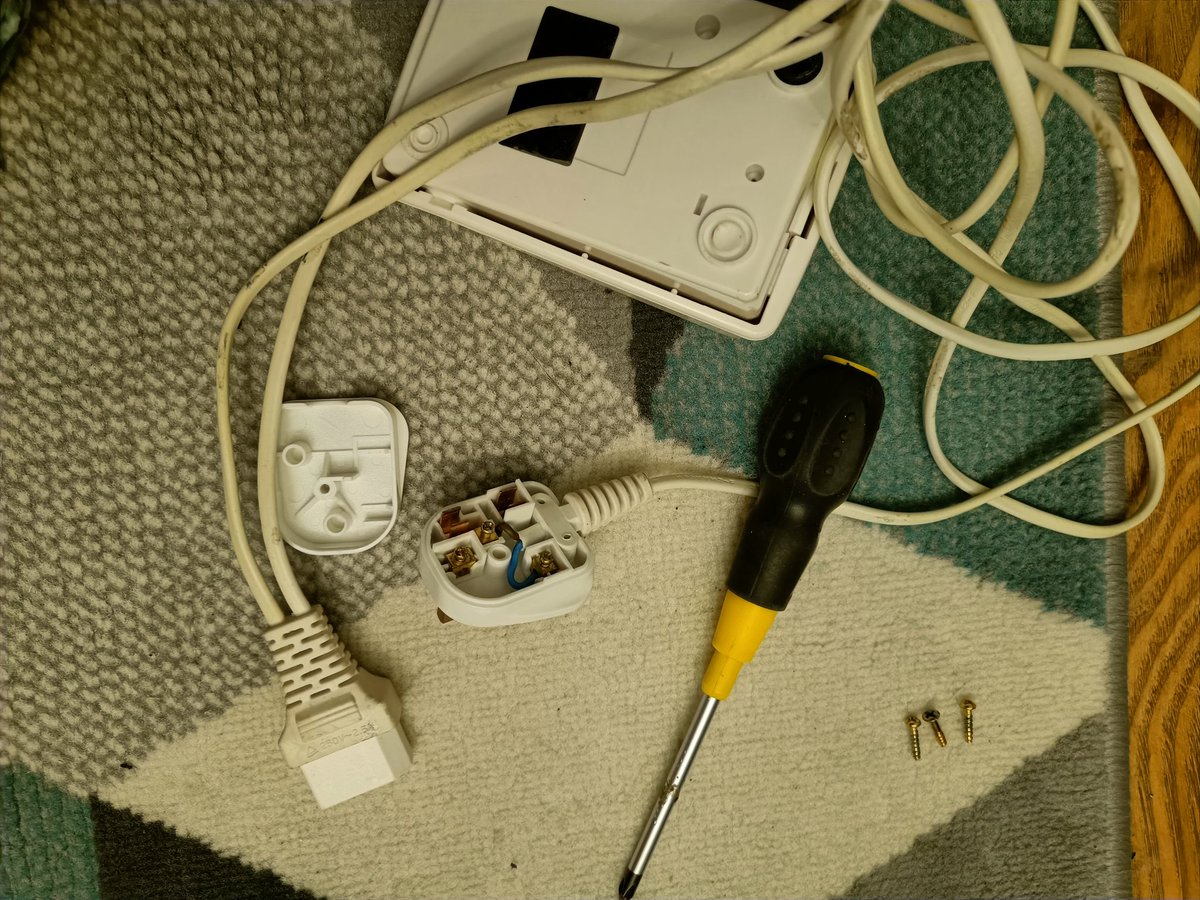 rainezest's tweet photo. I'm glad that changing the fuse for my boiler worked.
Rip sewing machine plug.
#Rainstruction https://t.co/xfH0UzJhVO