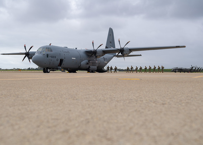 OperationsArc's tweet photo. Saviez-vous que l'un des nombreux rôles du CC-130 Hercules de l’@ARC_RCAF est la livraison tactique d'équipements et de fournitures? Le parachutage du matériel en vol via le système de livraison de conteneurs permet des largages tactiques sûrs et efficaces. @USArmy #ARC #CC130 https://t.co/5SQWFfk9QL