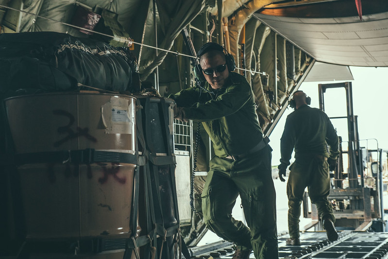 Saviez-vous que l'un des nombreux rôles du CC-130 Hercules de l’<a href="/ARC_RCAF/">Aviation royale canadienne</a> est la livraison tactique d'équipements et de fournitures? Le parachutage du matériel en vol via le système de livraison de conteneurs permet des largages tactiques sûrs et efficaces. <a href="/USArmy/">U.S. Army</a> #ARC #CC130