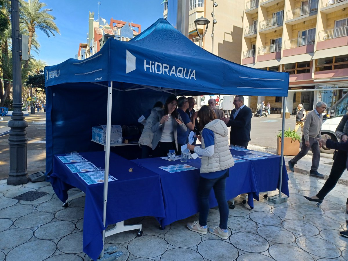 El agua del grifo es mil veces más barata que el agua embotellada, no se generan plásticos, es la más controlada y vigilada porque todos los días pasan muestras por los laboratorios y contiene las sales minerales. #CatadeAguas @infoHIDRAQUA