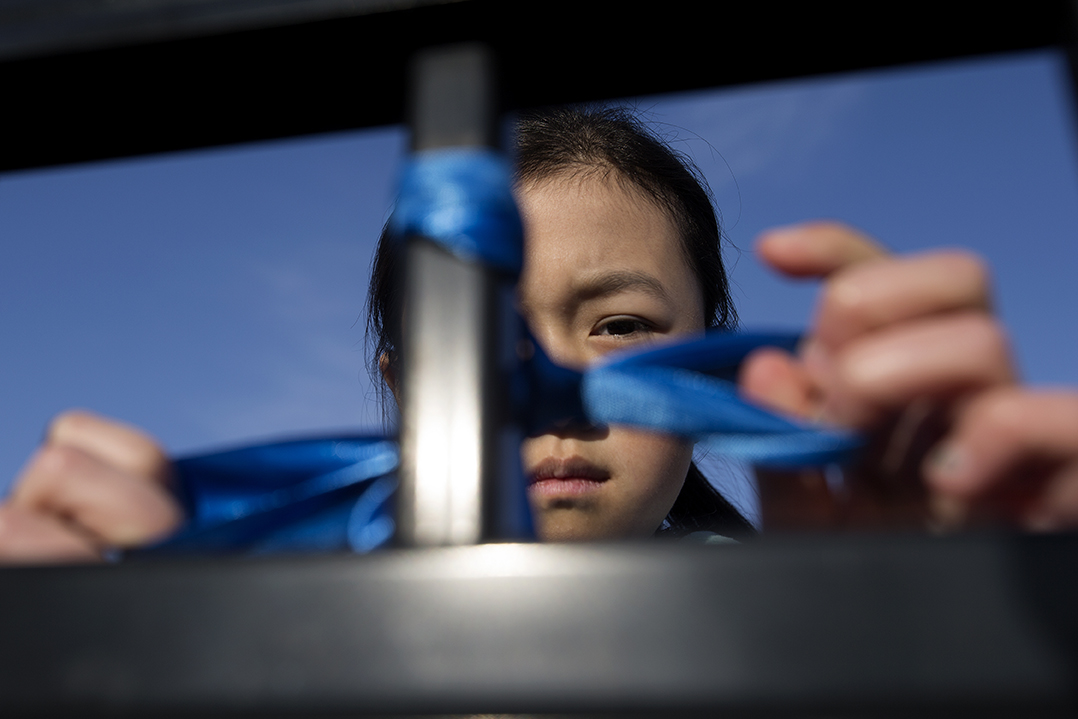 davidbloomphoto's tweet image. Grade 4 students at Const. Woodall School tie blue ribbons on a fence outside of the school in memory of Const. Travis Jordan and Const. Brett Ryan. Students have also posted heart shaped messages of support for police officers on a wall inside the school. #yeg @EPSBNews