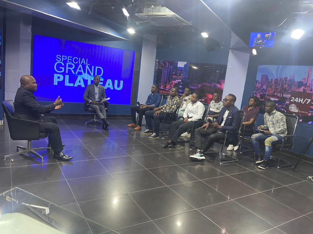 cesd_rdc's tweet photo. Le CESD Consulting avec l'appui de @OSISA a tenu ce samedi 18/03 à Télé50 un 7ème débat ouvert sur le Covid 19 et la vaccination autour du thème : Covid 19 en RDC, quelles leçons tirer de la lutte contre les fake news ? Une occasion pour le public de s'entretenir avec un expert https://t.co/M1jdulvQoG