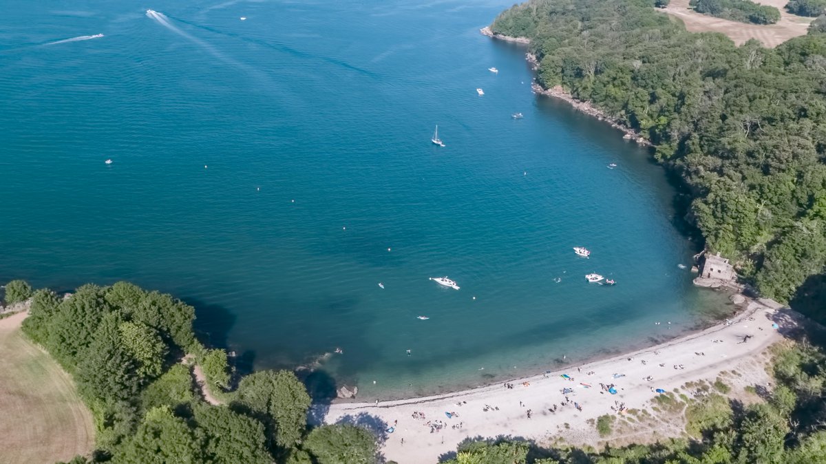 Along the coast from us at the #Mariners - we have #ElberryCove 🏖️ in the #EnglishRiviera 🌴 #UK  

"The scenery is beautiful; it’s framed by wooded hillsides and the sea is crystal clear and safe to swim in" 

>marinerstorquay.com  

#Holiday #Travel #StormHour #Beach #Views