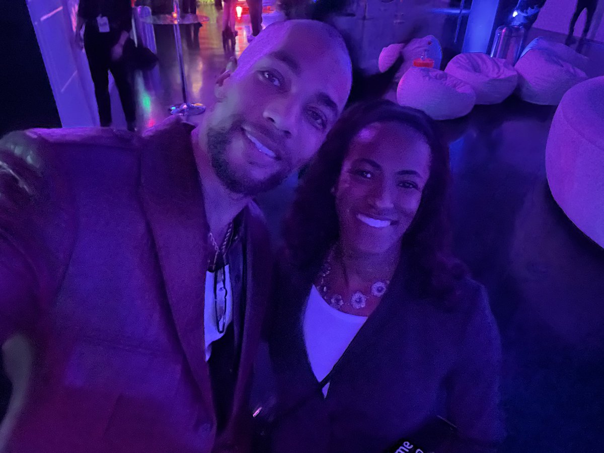 DayNight_Series's tweet photo. Happy #mentalhealthmonday! It was great meeting @kendrick38 at the SWARM Premiere. Always inspiring to talk with other black creatives that care about mental health and mental illness awareness like we do!

#mentalhealthawareness #blackmentalhealth #advocates #ManCrushMonday https://t.co/lpiYHmETtu