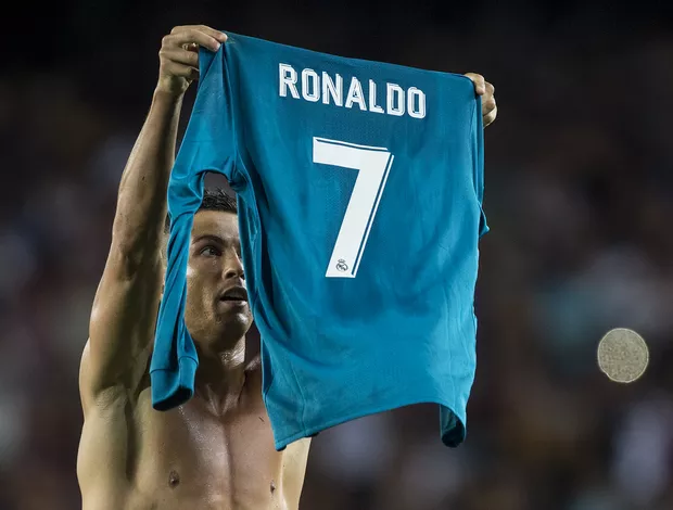 Cr7stianismo_'s tweet photo. Y pensar que uno de los dos estuvo con el sistema arbitral a sueldo de su club, y el otro estuvo durante 9 temporadas luchando contra ese sistema.

Nunca hubo debate. https://t.co/3VAviOioqc