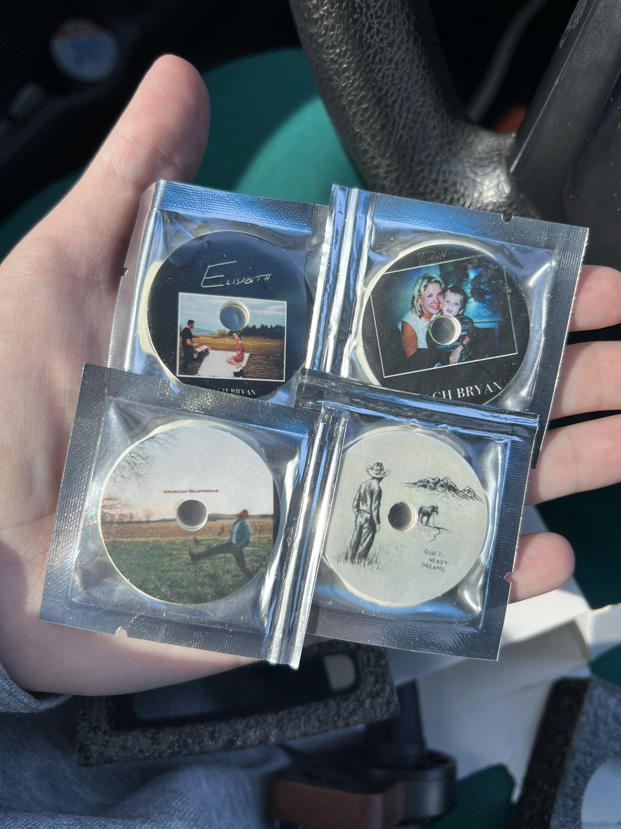 madisonalsup01's tweet photo. now my car smells like zach bryan🤩🤠 @zachlanebryan https://t.co/oobOVwI8Wg