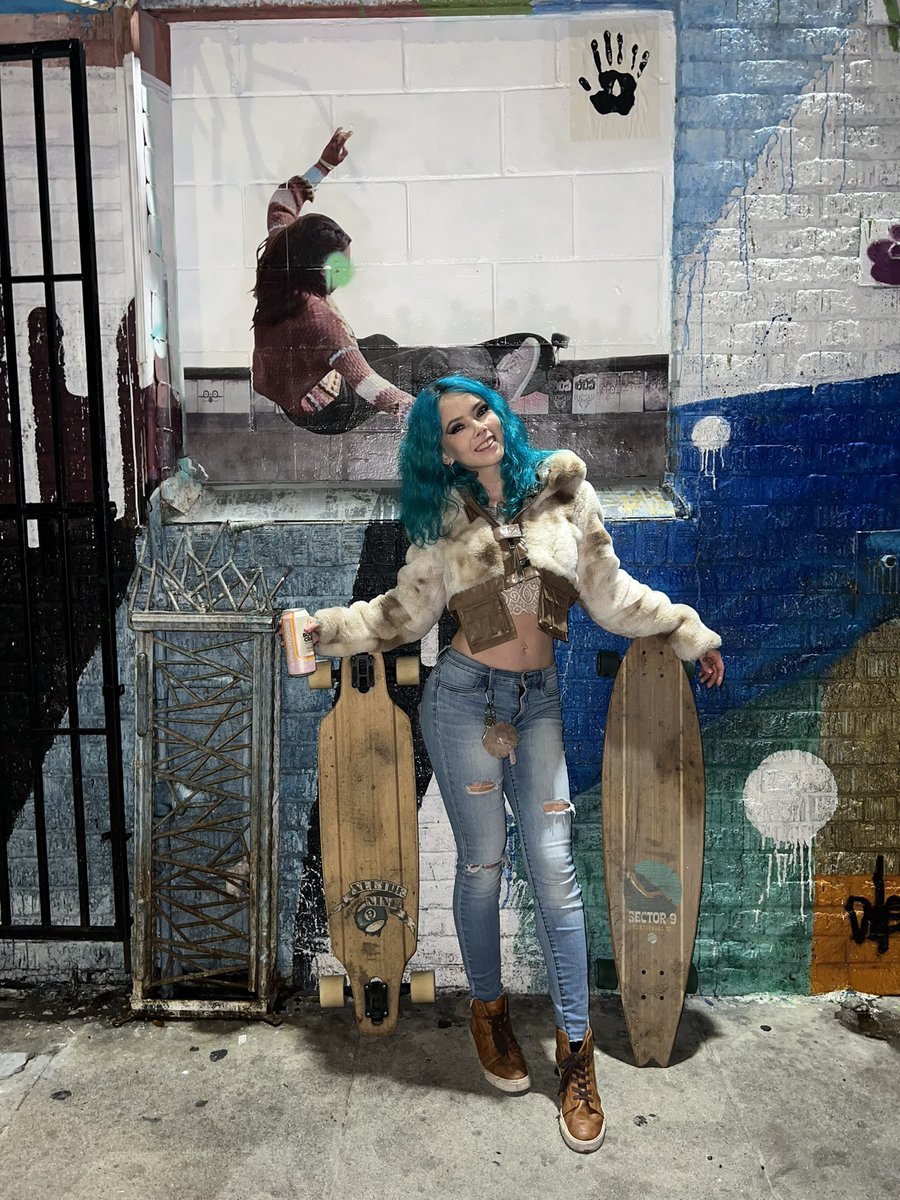 AlexandriaNFall's tweet photo. Venice Bitch #venice #venicebeach #bluehair #skatergirl https://t.co/IROvDHc8Dm