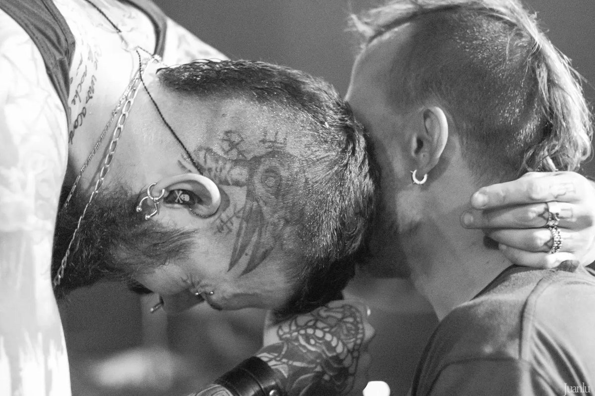 -Ｇｒàｃｉｅｓ Ｏｌｏｔ-

Nos llegan las primeras imágenes de lo vivido el pasado viernes en #Olot... Otra noche de las que pasan factura, pero de esas que no se olvidan...

Eskerrik asko a todxs por la acogida, y en especial a nuestros hermanos <a href="/MiliciansOlot/">Milícians</a>,

📸 JL Rodríguez