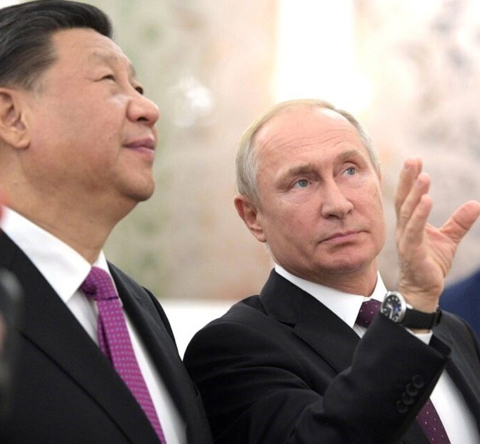 karpov16's tweet photo. #USA #WitheHouse : #Biden désir vraiment parler à Xi Jinping, mais l'appel n'est pas encore prévu.
#Russie : #Xi ne peut pas décrocher le téléphone - il mange la soupe de sterlet 🇷🇺 avec #Poutine, et après le dessert et 🍷de Crimée et après un programme culturel est prévu 😂😂😂 https://t.co/NtHBN6HFKW