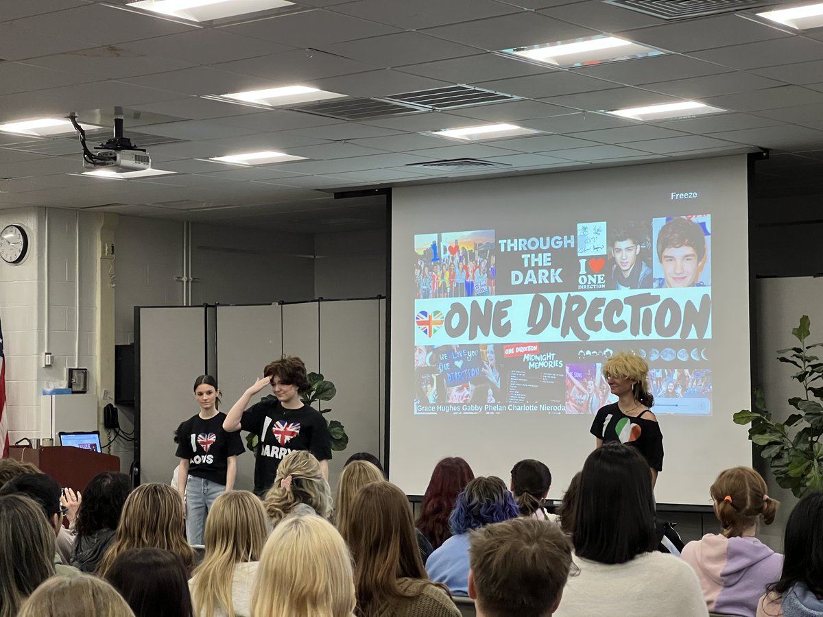 CommackSchools's tweet image. CHS ASL students presenting their final assessments where they interpret songs through sign. 
#CommackHighSchool #AmericanSignLanguage #Song #CommackSchools