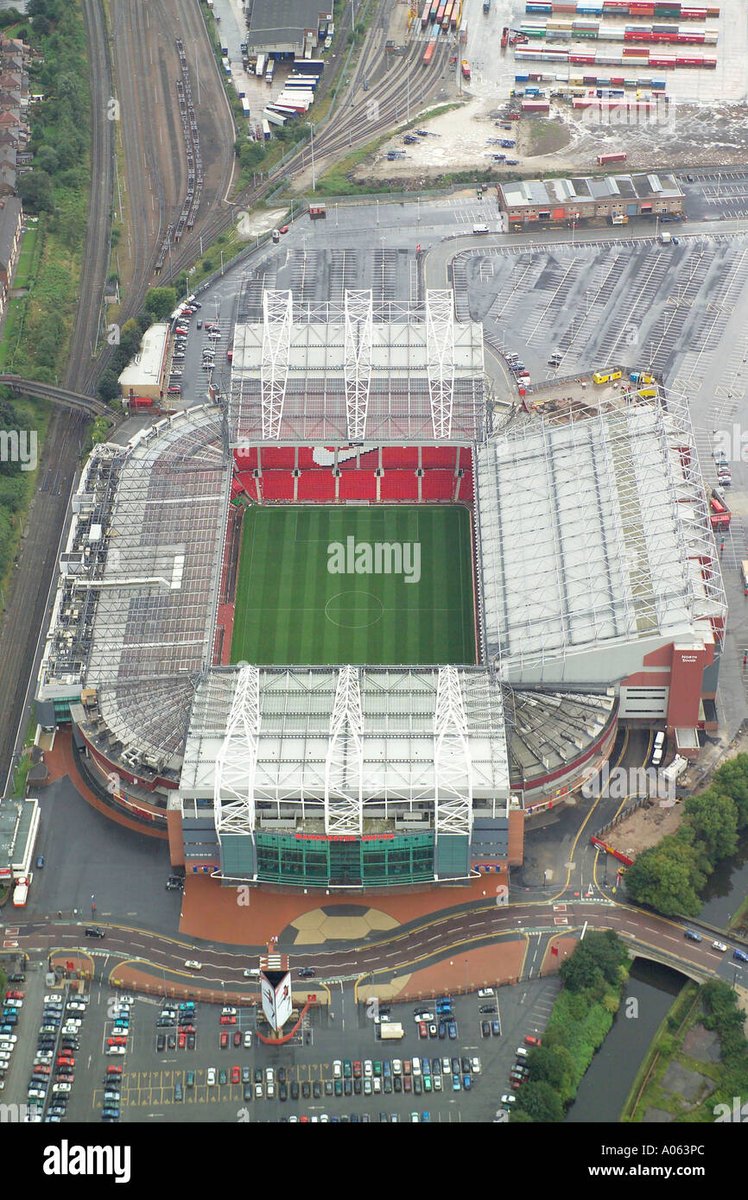 VoyConBirra's tweet photo. El de la izquierda es el estadio mas grande del mundo, El may day en corea del norte.
Moderno, gigante, lindo de ver. parejito.
El de la derecha es Old trafford, Un estadio que creció junto con su club, un poco disparejo, pero de los mas gloriosos del mundo.

Quien preferis ser? https://t.co/kT9qdjslFi