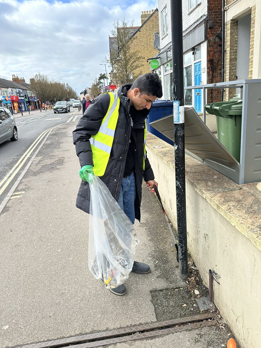 AMYA_Oxford's tweet photo. Our youth and little ones cleaned the streets of #Oxford as part of Great British #SpringClean
Special mention to #OxClean for supplying with litter pick equipment!
#KeepingBritianTidy #CleanerBritian #CleanerOxford #MuslimsForHumanity #LoveWhereYouLive https://t.co/vOt6xaRbg4