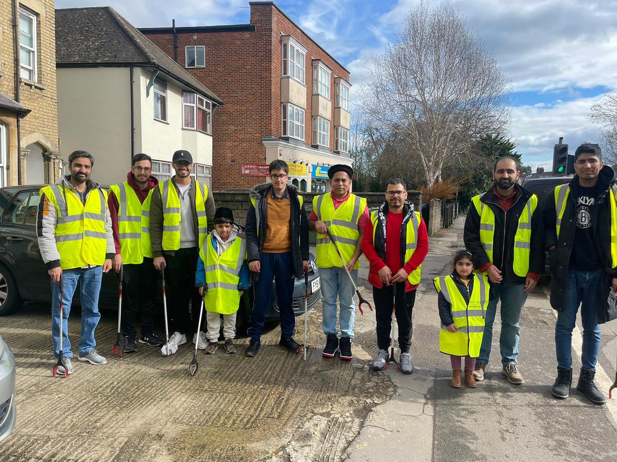 AMYA_Oxford's tweet photo. Our youth and little ones cleaned the streets of #Oxford as part of Great British #SpringClean
Special mention to #OxClean for supplying with litter pick equipment!
#KeepingBritianTidy #CleanerBritian #CleanerOxford #MuslimsForHumanity #LoveWhereYouLive https://t.co/vOt6xaRbg4