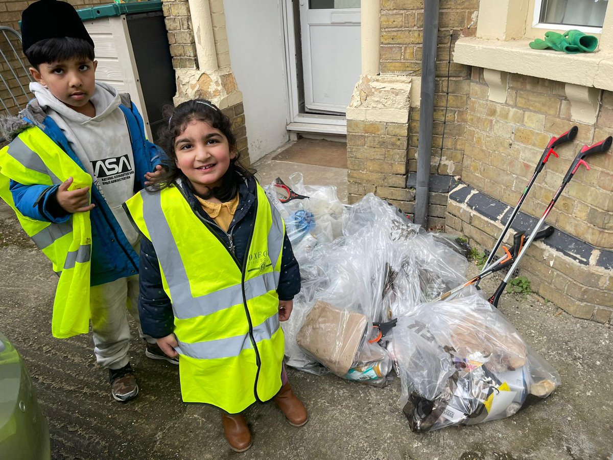 AMYA_Oxford's tweet photo. Our youth and little ones cleaned the streets of #Oxford as part of Great British #SpringClean
Special mention to #OxClean for supplying with litter pick equipment!
#KeepingBritianTidy #CleanerBritian #CleanerOxford #MuslimsForHumanity #LoveWhereYouLive https://t.co/vOt6xaRbg4