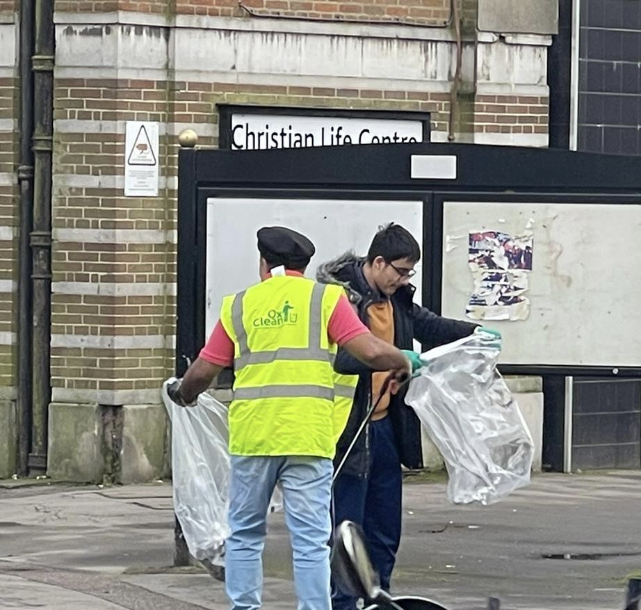 AMYA_Oxford's tweet photo. Our youth and little ones cleaned the streets of #Oxford as part of Great British #SpringClean
Special mention to #OxClean for supplying with litter pick equipment!
#KeepingBritianTidy #CleanerBritian #CleanerOxford #MuslimsForHumanity #LoveWhereYouLive https://t.co/vOt6xaRbg4