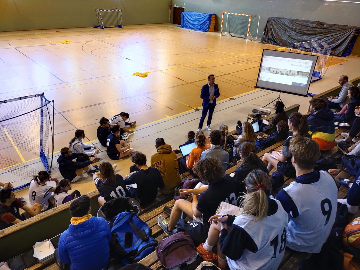 ytomasz's tweet photo. Belle journée☀️à @fontromeu 🏔️avec les #etudiants #formateurs de @STAPSFONTROMEU et #enseignants de @EpsMontpellier pour parler #pedagogie 📲 #numerique et 🤾🏽#handball. Merci pour l’accueil #handa4 @acmontpellier @DANEMontpellier https://t.co/9GSrkwdMfd