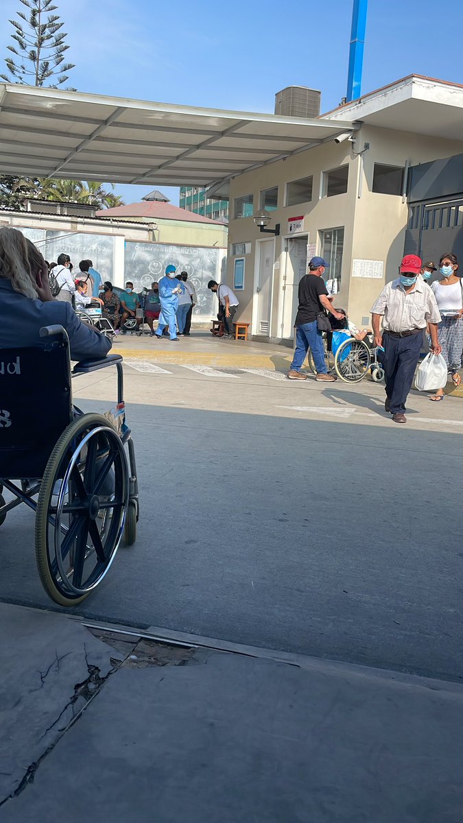 Cómo es posible <a href="/EsSaludPeru/">EsSalud Perú</a> que Emergencia del Hospital #Rebagliati este partido, tienes que pasar tríaje y luego salir a la calle para entrar por otra puerta a emergencia!!!!