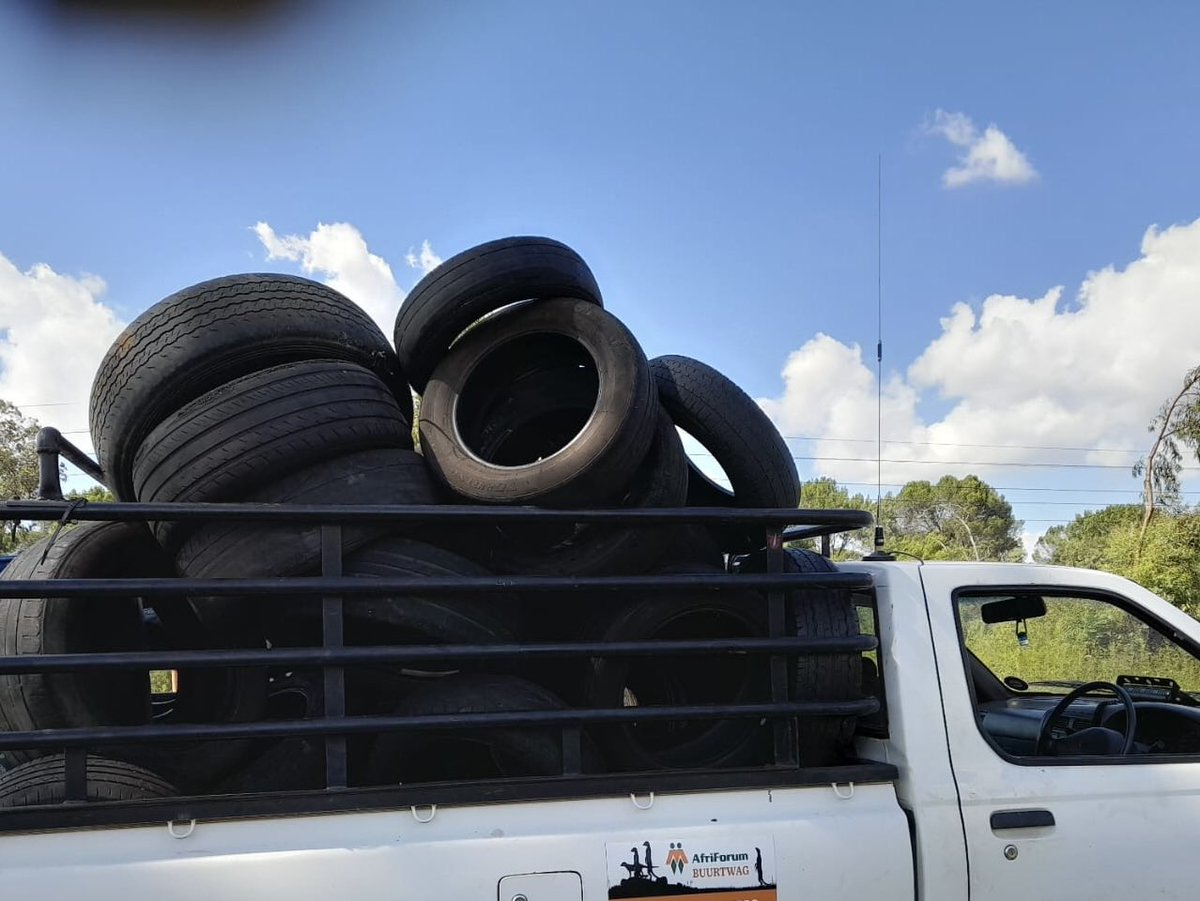 CoenieMID's tweet image. 😆 Did you miss your tyres and barricades? It was a jol to clear the bridges and hide aways on Sunday night. Even better to see lost EFF members looking for their tyres on Monday morning. All the staff worked.   The #NationalShutdown became the #Nationalletdown. 🤣