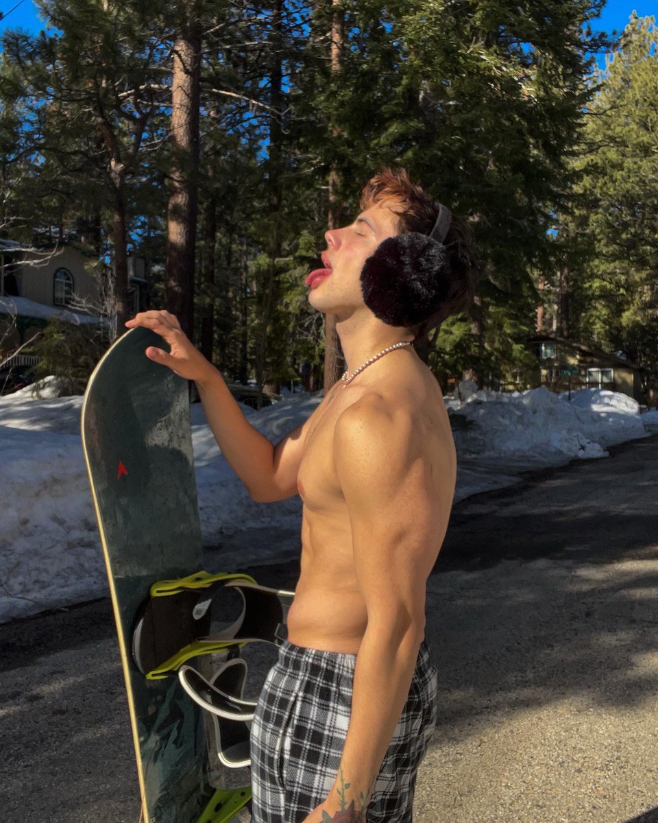 Aaron Fuller on Twitter: "I went snowboarding :P"