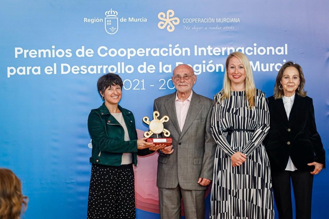 CruzRojaRMurcia's tweet photo. Encantados y agradecidos de recibir el  Premio Agente de la Cooperación
2021 en la Gala de Premios #CooperacionInternacional para el #Desarrollo de la @regiondemurcia organizada por @VicepresidenRM https://t.co/DIYe85Erzs