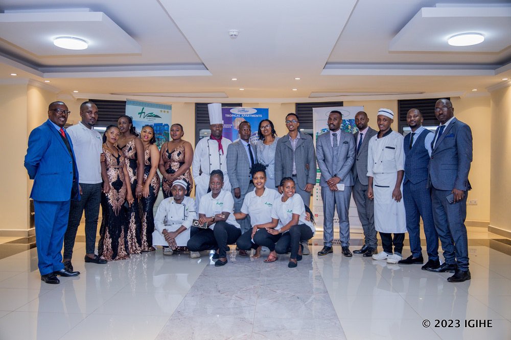 IGIHE's tweet photo. Hill View Hotels yashimiye abakiliya bayo bakomeje kuyibera indashyikirwa mbere na nyuma ya Covid-19 ndetse inabamurikira igikorwa gishya cy’inyubako ya Tropical Plaza iherereye mu Mujyi wa Kigali.
https://t.co/HuhenWqOK6 https://t.co/r3rYqbn8St