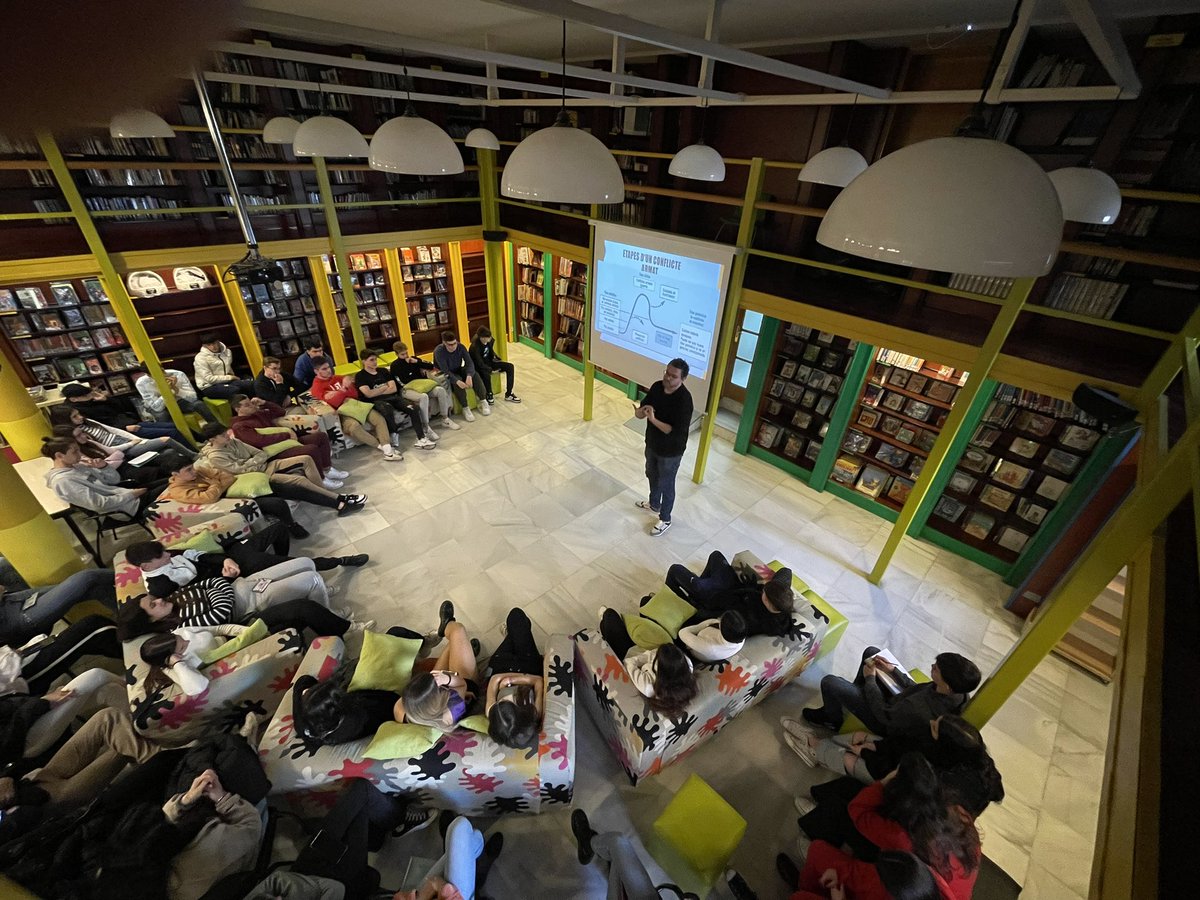 carmina_calvo's tweet photo. Avui els alumnes de 1rBat #JesuïtesClot han escoltat a l’@albertcarames, president de @FundiPau, parlar i reflexionar sobre els conflictes actuals i de com podem avançar per construir la pau avui dia. @JesuitesEdu #problemàtiquessocials https://t.co/eI3lEyj6e7