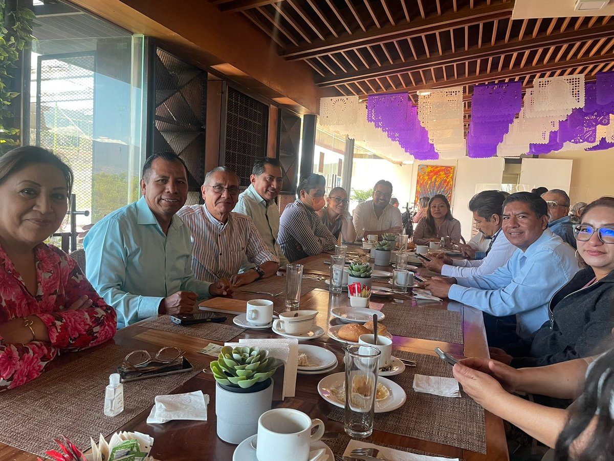 ¡Encuéntrame en la foto! Ahí andábamos desayunando con las y los colegas presidentes de colegios y asociaciones integrantes del Pacto de Unidad por la Construcción de Oaxaca