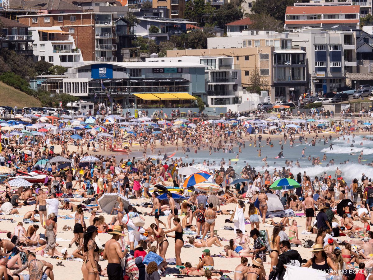Peop🧑🏽‍🤝‍🧑🏽e. After a big day yesterday, I woke up even more tired than I was yesterday so I stayed in. Once again, I didn’t miss much anyway - pretty overcast with a glimpse of light. Instead, here are photos of people, a lot of them. morningbondi.com/blog-1//peope #bondi #seeaustralia
