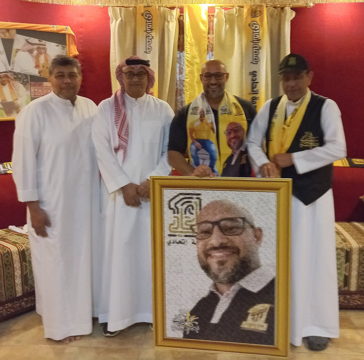 BasmatIttihadi's tweet photo. (الوفاء طريق مهجور لا يمر به الا القليل)
في حضور والده واخوانه بندر واحمد وعمر كرمت بصمة اتحادي اليوم لاعب كرة الماء السابق الكابتن صالح الزهراني...
قدمت له البصمة لوحة موزاييك بصورته وصور باحجام مختلفة الى جانب كروت بريدية عليها صورته https://t.co/baMpBU8sm7