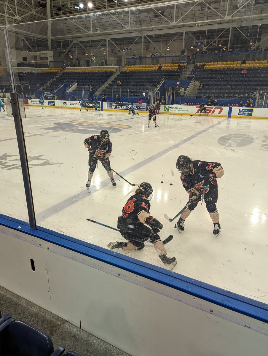 ReinaDeLaIsla's tweet image. Michela Cava getting some tendy warmups in just in case #EBUG