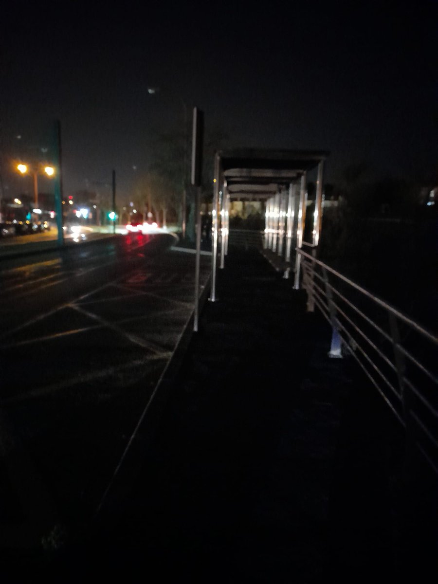 Vuelve a pasar, la parada de autobús de la Facultad de Educación sin iluminación. Lleva varios días <a href="/UMU/">Universidad Murcia</a> una solución antes de que  suceda un accidente <a href="/laverdad_es/">laverdad_es</a>