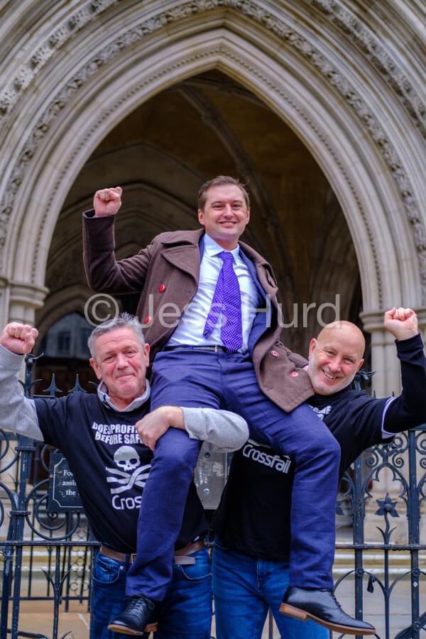 VICTORY for Dan Collins in his #Crossrail #blacklisting  legal case at the Royal Courts of Justice ✊✊🏾✊🏼✊🏿

<a href="/SkanskaUKplc/">Skanska UK</a> <a href="/CostainGroup/">Costain Group</a> <a href="/NGBaileyUK/">NG Bailey</a> <a href="/ThompsonsLaw/">Thompsons Solicitors</a> <a href="/unitetheunion/">Unite the union: join a union</a> 

Photos by <a href="/jesshurdphoto/">Jess Hurd</a> 
jesshurd.com/2023/03/20/cro…