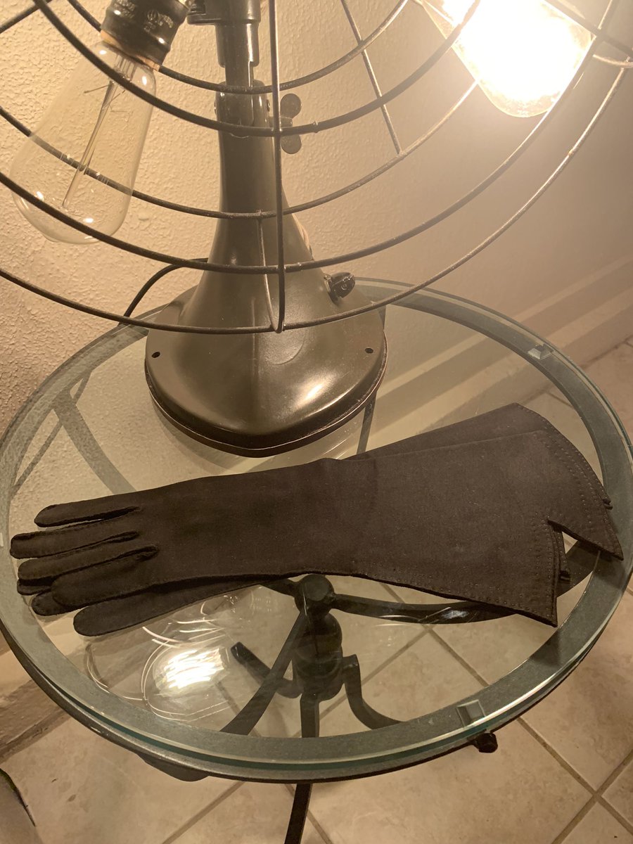 TheArtistKyla's tweet photo. ✨🖤➰💥🔪🩸#ForSale!! Vintage 1940s Black Noir #GauntletGloves! The perfect accessory for a Femme Fatale!💞

https://t.co/NU8afT3ex8

#vintage #1940s #vintageglam #vintagefashion #gloves #ebay #femmefatale #blackgloves #1940sfashion #filmnoir #vintagestyle #1940sstyle https://t.co/SRjvJ2anJ5