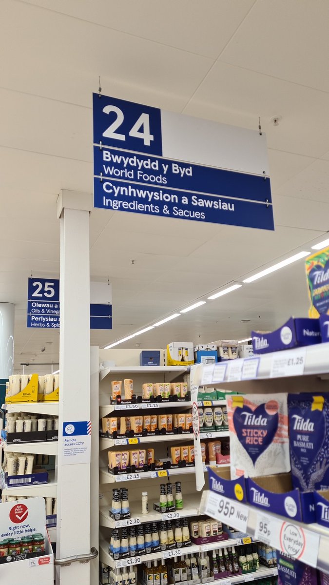 idhuk's tweet photo. @OwsWills In fairness, in Newport, they get the Welsh right and the English wrong https://t.co/Za3uUtdzOf