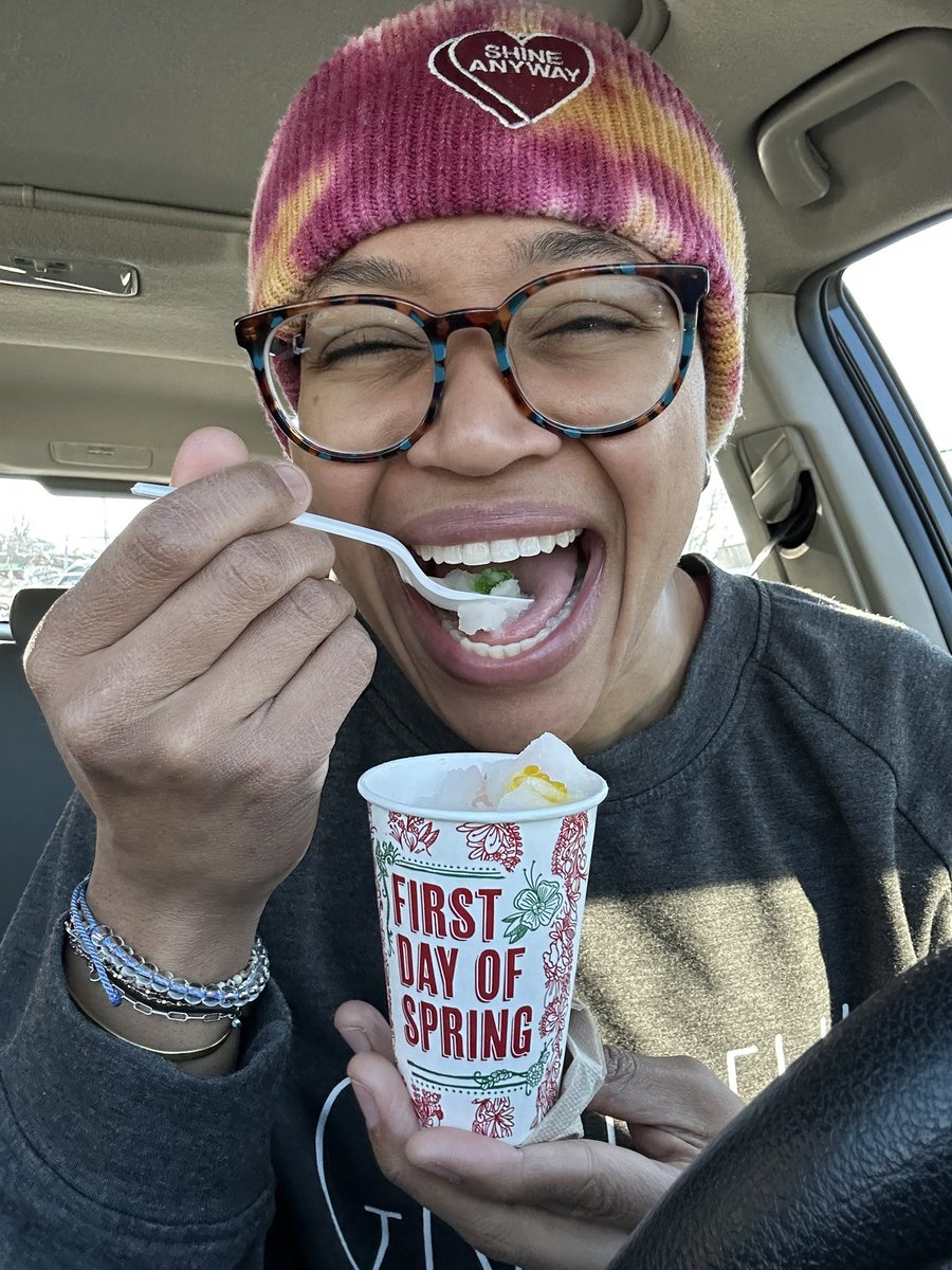 OliviaNicole_OG's tweet photo. Back in action @RitasItalianIce! Happy first day of spring 💐🍧 new gummy bear flavor is 🤤 #ritasfirstdayofspring https://t.co/vK4wmQJm2X