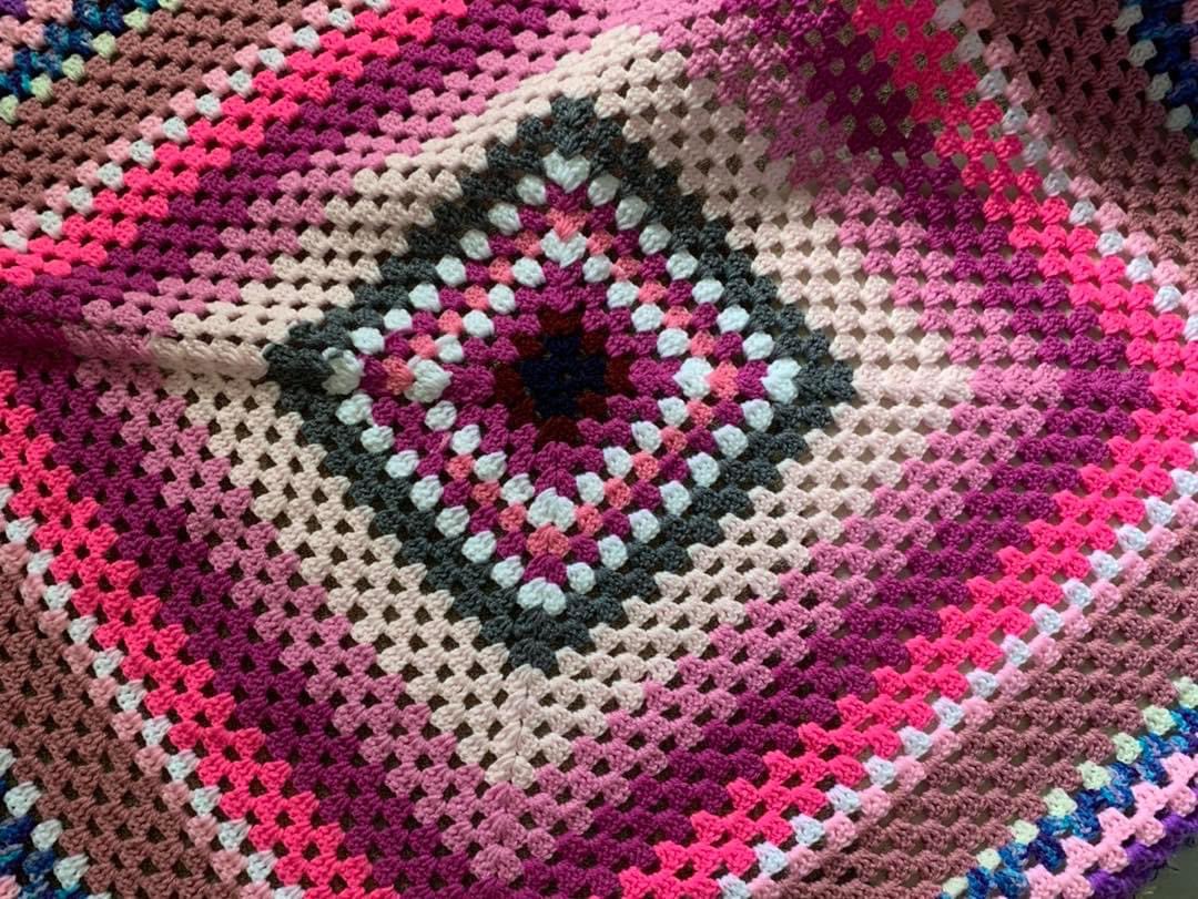 GKnitwits's tweet photo. The Gatley KnitWits have been donating large blankets to The Acute Unit at Stepping Hill Hospital for over a year.  They are sent home with their more vulnerable patients over the colder months @d4_shh #acutecare #steppinghillhospital #gatley #knitting https://t.co/e5ntdwPDxg