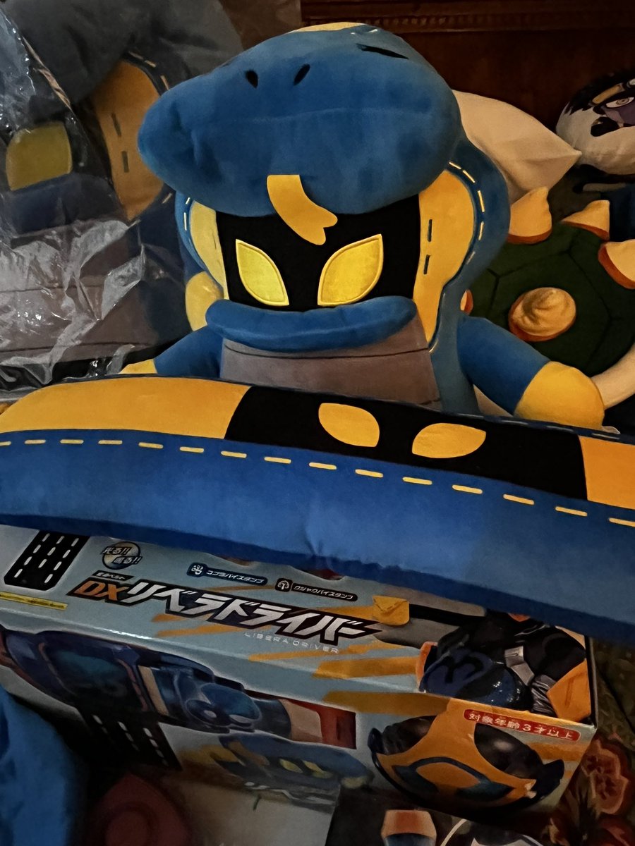 Kamy9080's tweet photo. I’m now back home from my bf’s place and manage to gather all my LoveKov possessions to show off lmao 👑🐢🔥🤣😭

Thanks to @Tokullector for shipping the memorial vistamps to me and shipping the giant lovekov plushie to my bf! 
#Tokusatsu #Lovekov #KamenRider #KamenRiderReVice https://t.co/QDESQziG9s