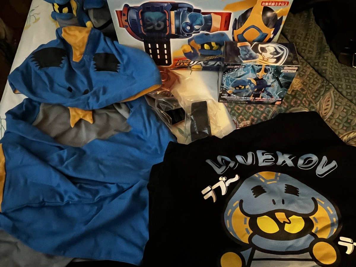 Kamy9080's tweet photo. I’m now back home from my bf’s place and manage to gather all my LoveKov possessions to show off lmao 👑🐢🔥🤣😭

Thanks to @Tokullector for shipping the memorial vistamps to me and shipping the giant lovekov plushie to my bf! 
#Tokusatsu #Lovekov #KamenRider #KamenRiderReVice https://t.co/QDESQziG9s